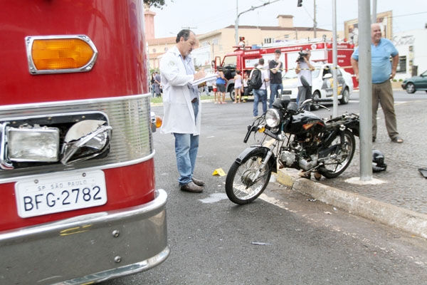Perito apura colisão entre caminhão autobomba e moto 